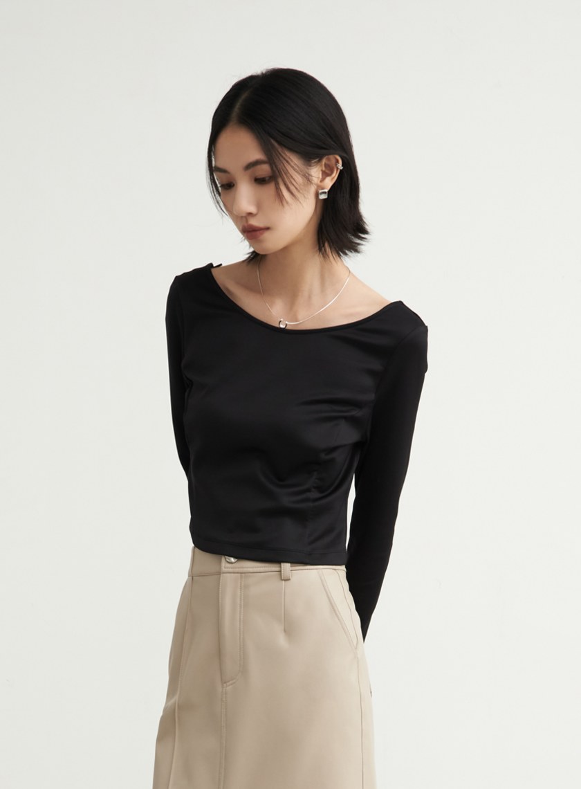 挖背剪裁圓領短版上衣